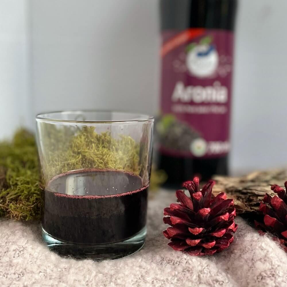 aronia berry juice in glass